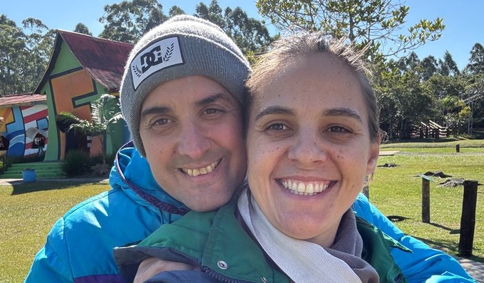 Casal enfrenta desafios de saúde e lança vaquinha para custear cirurgias robóticas essenciais