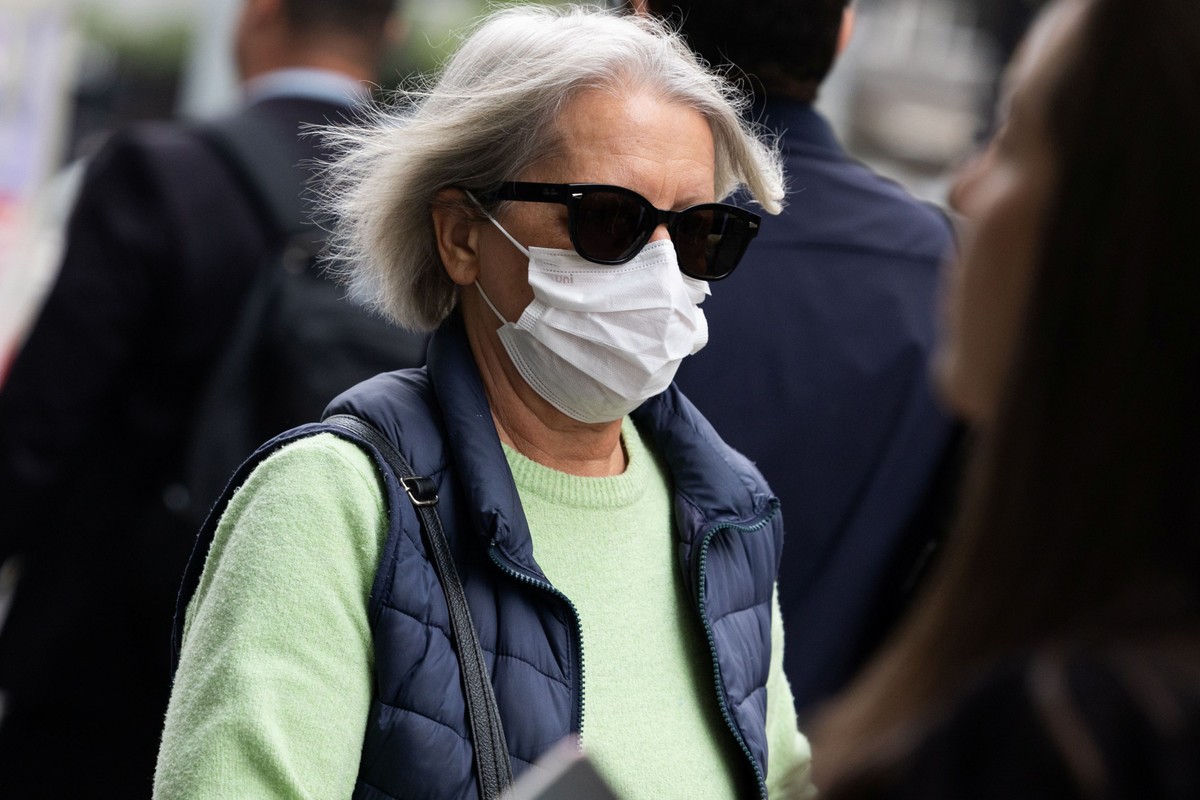 Máscaras de proteção voltam a ser recomendadas em várias cidades brasileiras devido ao aumento de doenças respiratórias