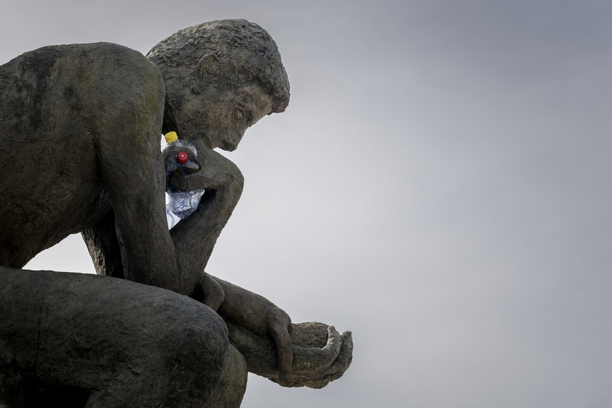 Escultura 'O Pensador' é coberta por lixo plástico em protesto por tratado global contra poluição plástica