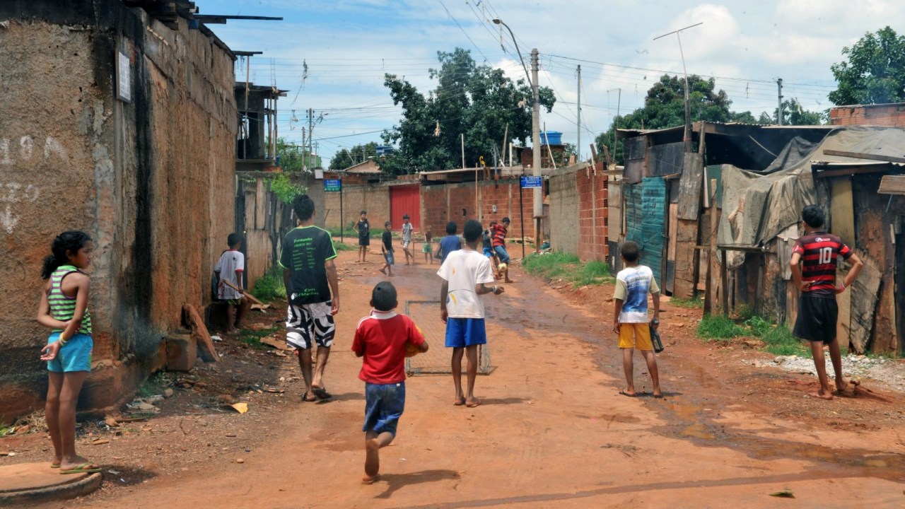 Cerca de 7,3 milhões de crianças no Brasil vivem com avós e parentes, revelando uma nova realidade familiar