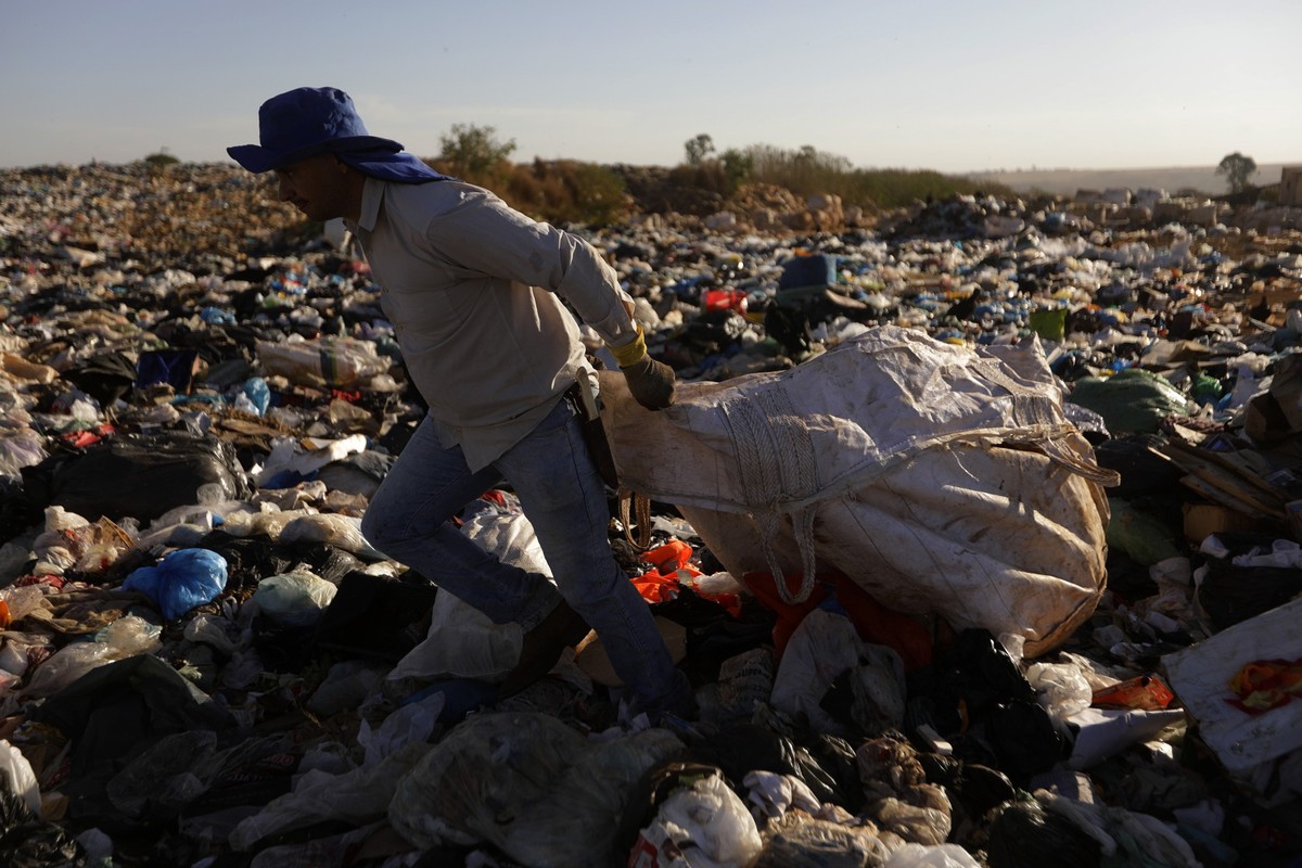 Lixões a céu aberto ameaçam saúde pública e meio ambiente no Brasil, mesmo após promessas de extinção