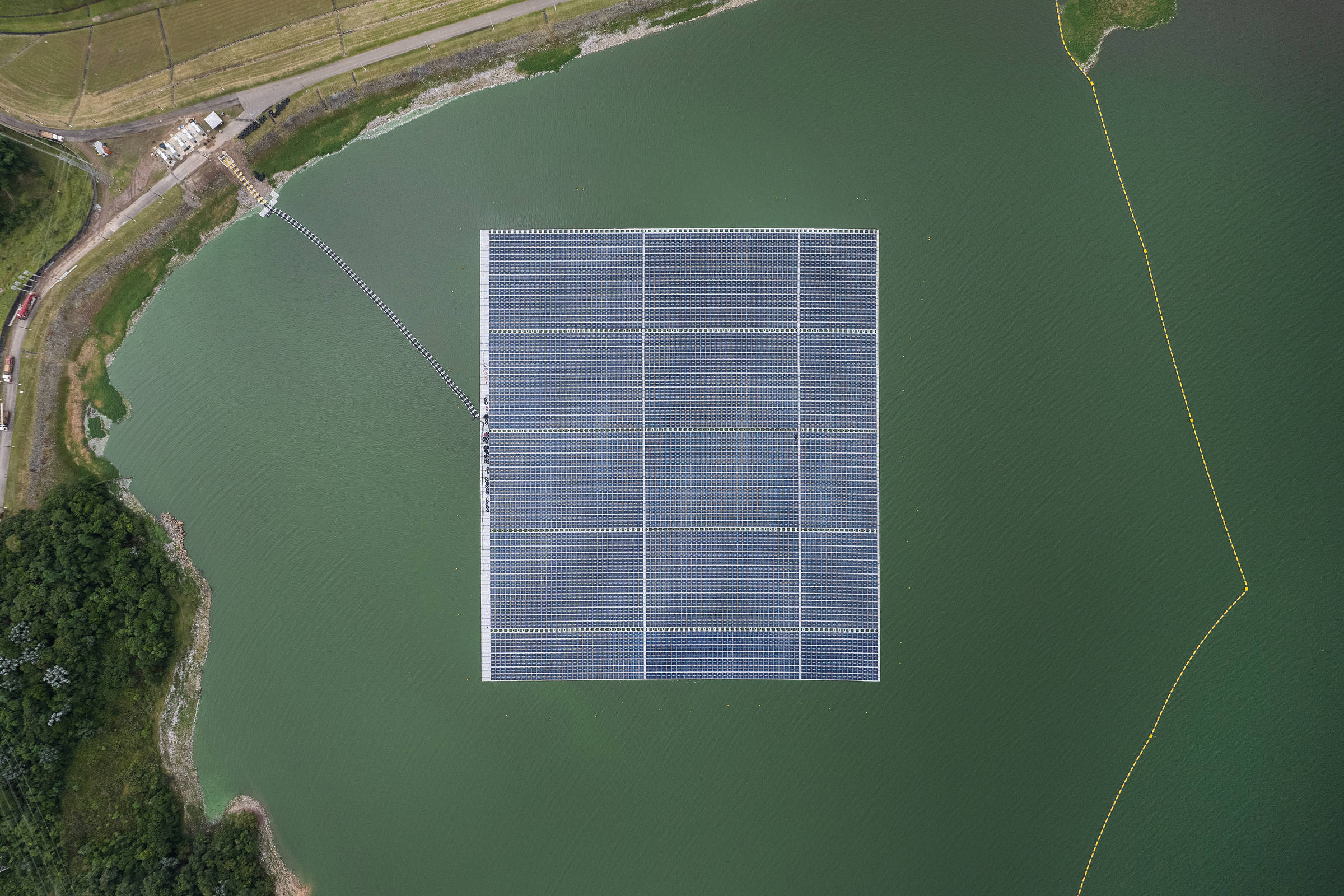 Geração solar no Brasil avança com usinas flutuantes, ampliando a matriz elétrica e a confiabilidade do sistema