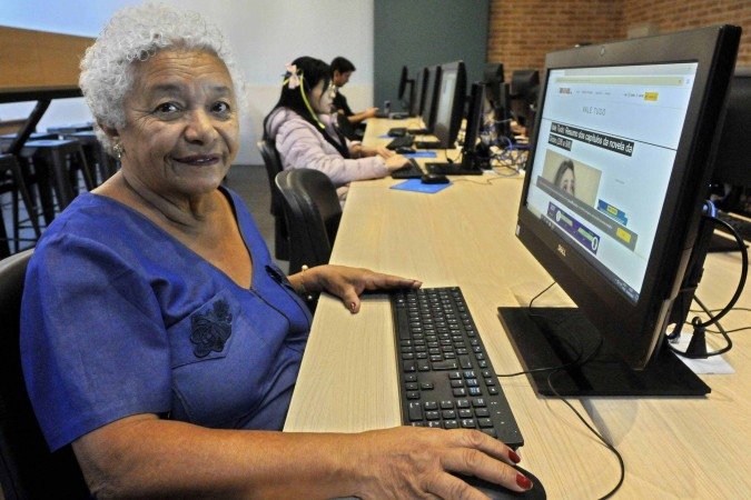 Idosos do Distrito Federal enfrentam desafios na inclusão digital e aumentam vulnerabilidade a golpes online