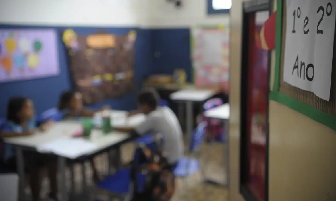 Famílias demandam educação integral, infraestrutura e valorização dos professores nas escolas de 2025