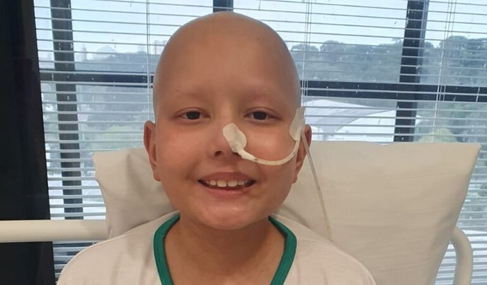 Isaac enfrenta nova batalha contra a leucemia e precisa de medicamento de alto custo urgentemente
