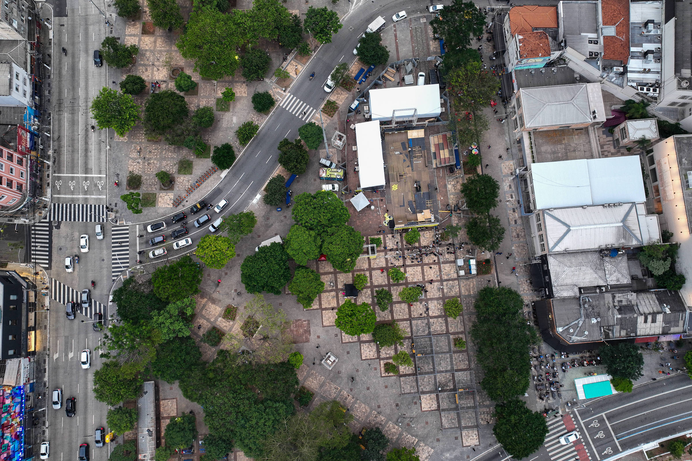 Praça Largo da Batata enfrenta novos desafios após 13 anos de sua reforma inicial em São Paulo