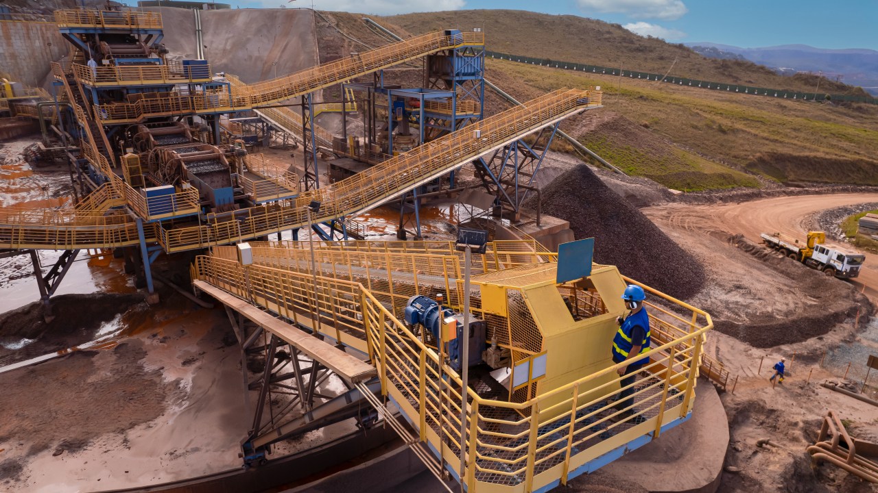 Cedro Mineração transforma a indústria com práticas sustentáveis e investimento em logística eficiente