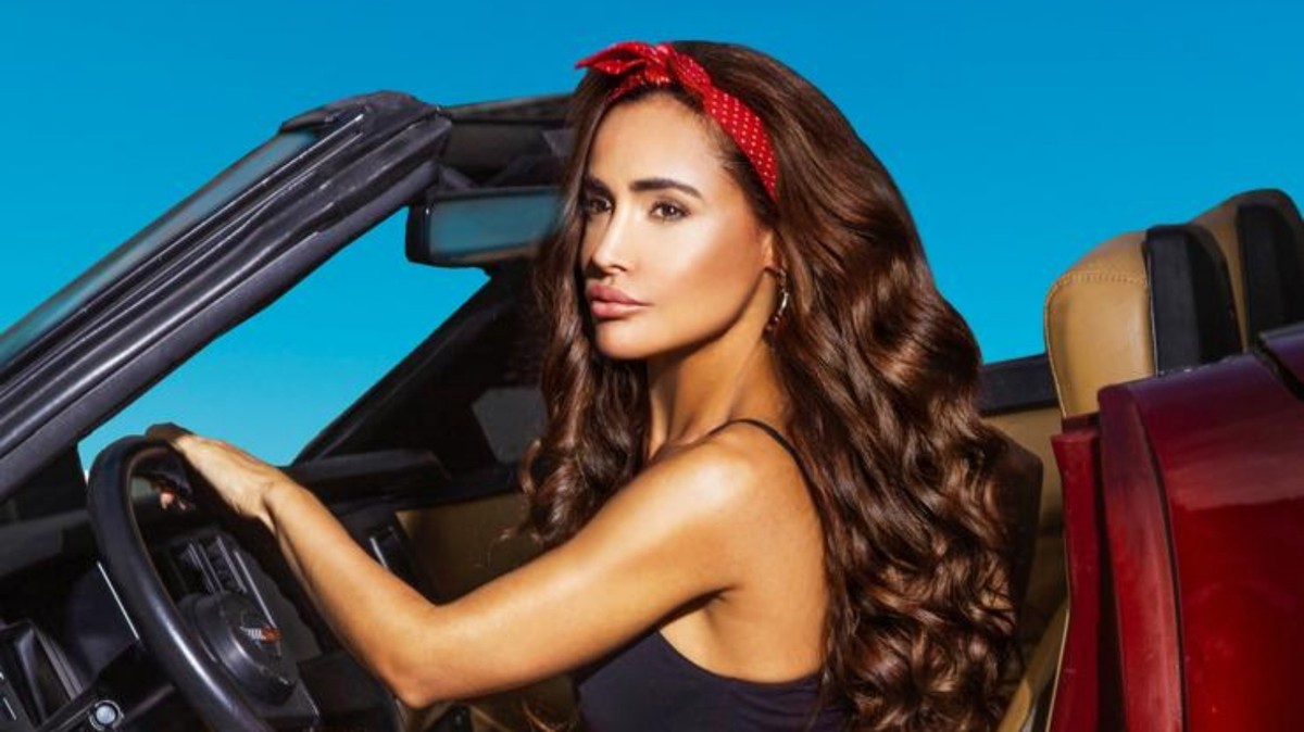 Wanessa Moura desafia padrões estéticos com campanha de moda praia inspirada em polêmica de Sydney Sweeney