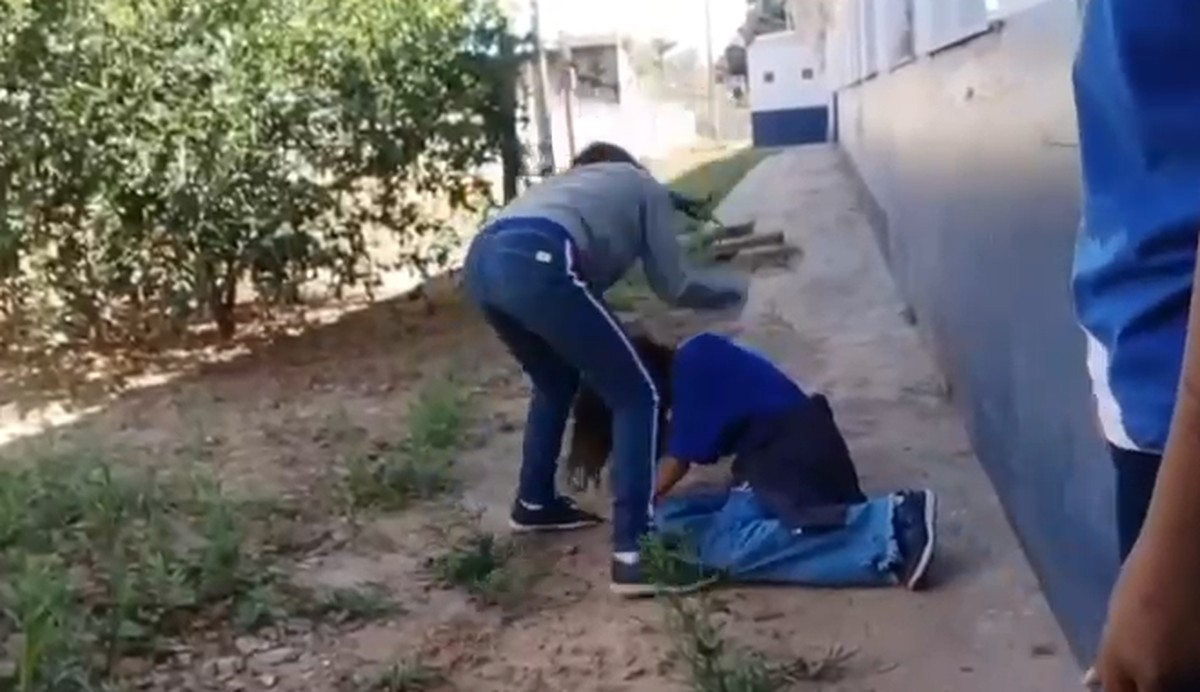 Adolescente é agredida por colegas em escola de Mato Grosso e caso revela crise de violência nas instituições educativas