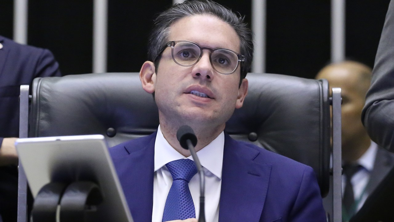 Câmara dos Deputados se mobiliza para discutir proteção de crianças nas redes sociais após denúncia de youtuber