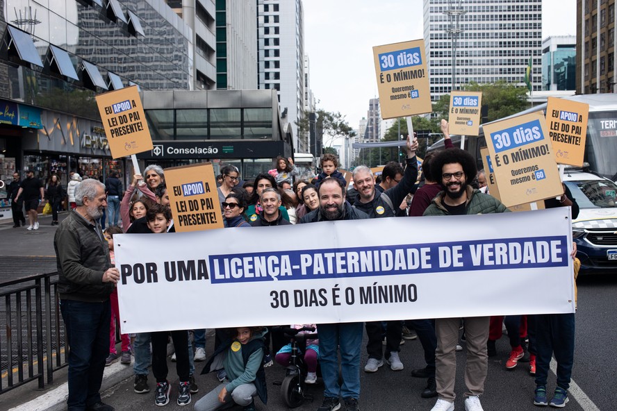 Passeata 'Lei do Pai Presente' mobiliza São Paulo por ampliação da licença-paternidade para 30 dias
