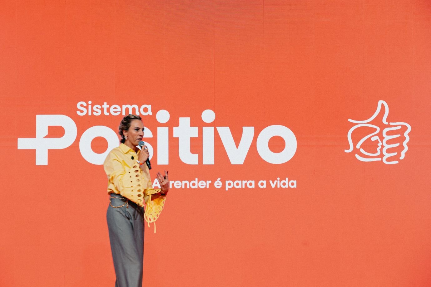 Sistema Positivo transforma educação ao integrar tecnologia e humanização para preparar alunos para o futuro