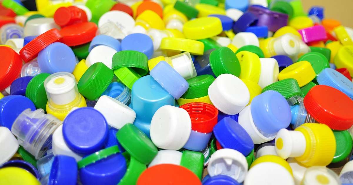 "Transforme tampas de garrafa PET em soluções criativas e sustentáveis para o seu lar"