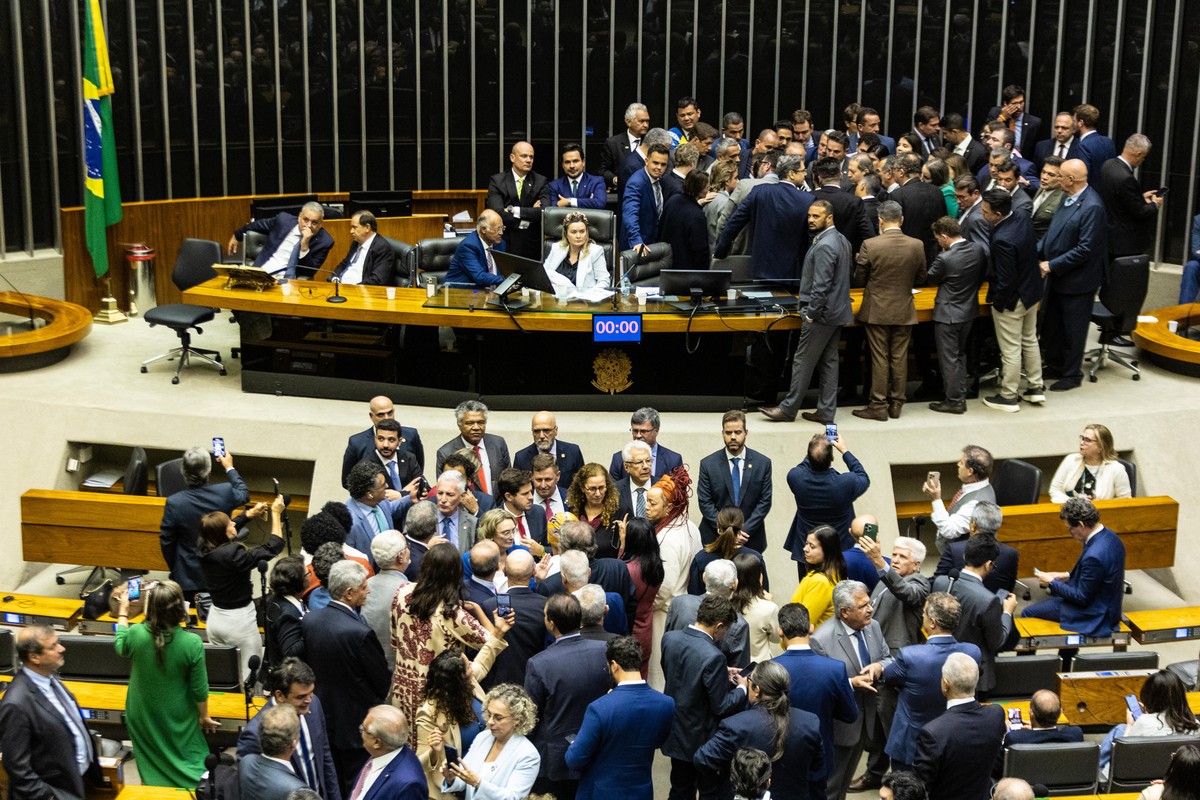 Câmara dos Deputados adia votação de projeto que protege crianças e adolescentes na internet