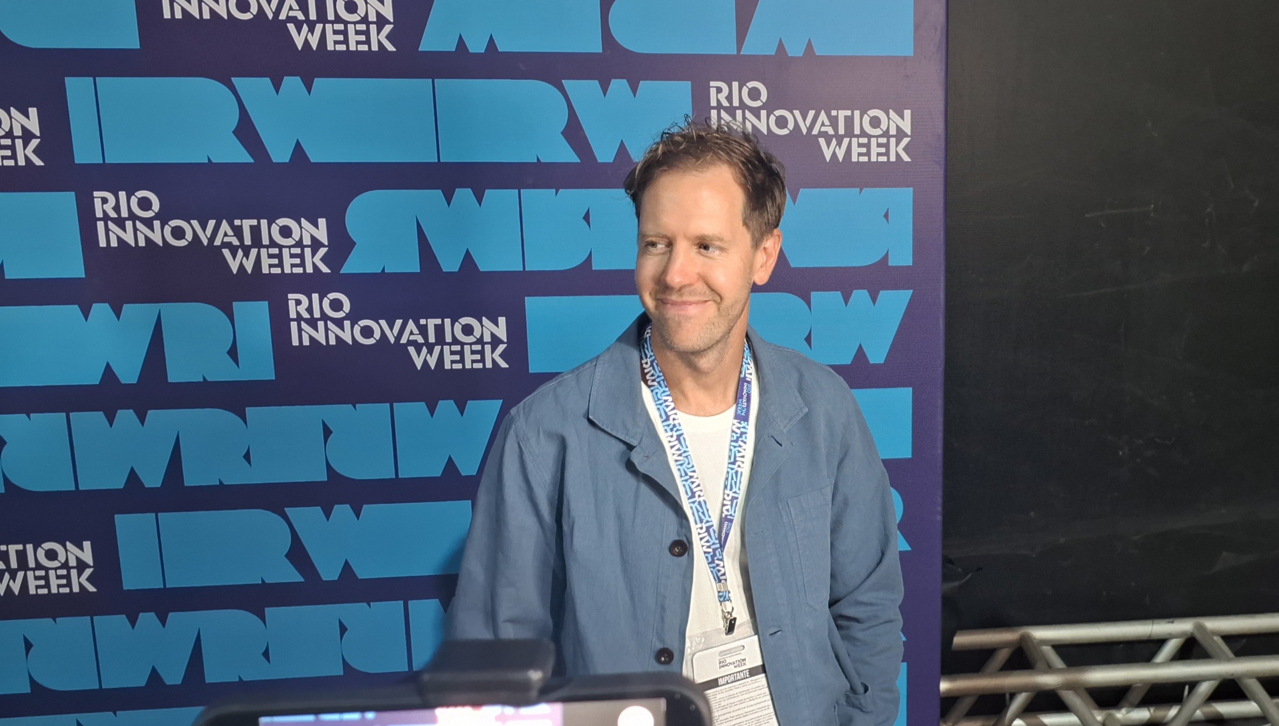 Sebastian Vettel discute sustentabilidade e futuro da Fórmula 1 em palestra no Rio Innovation Week