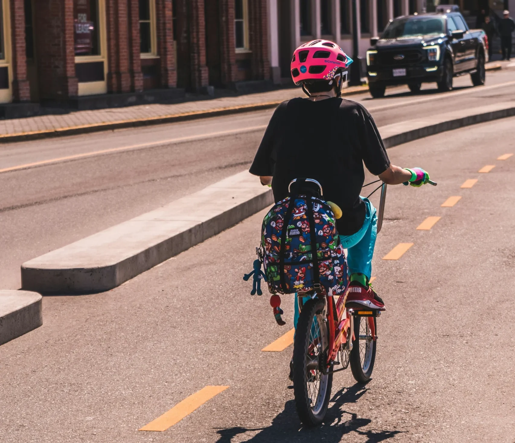 Crianças conquistam a cidade sobre duas rodas e transformam a mobilidade urbana em experiências de vida
