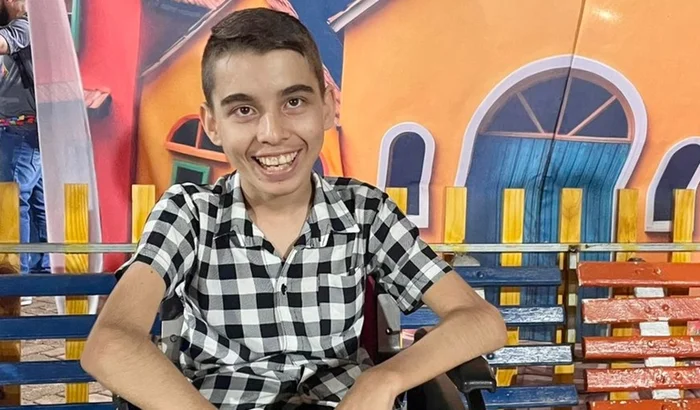 Arthur conquista autonomia com cadeira de rodas motorizada após campanha de arrecadação de R$ 11 mil