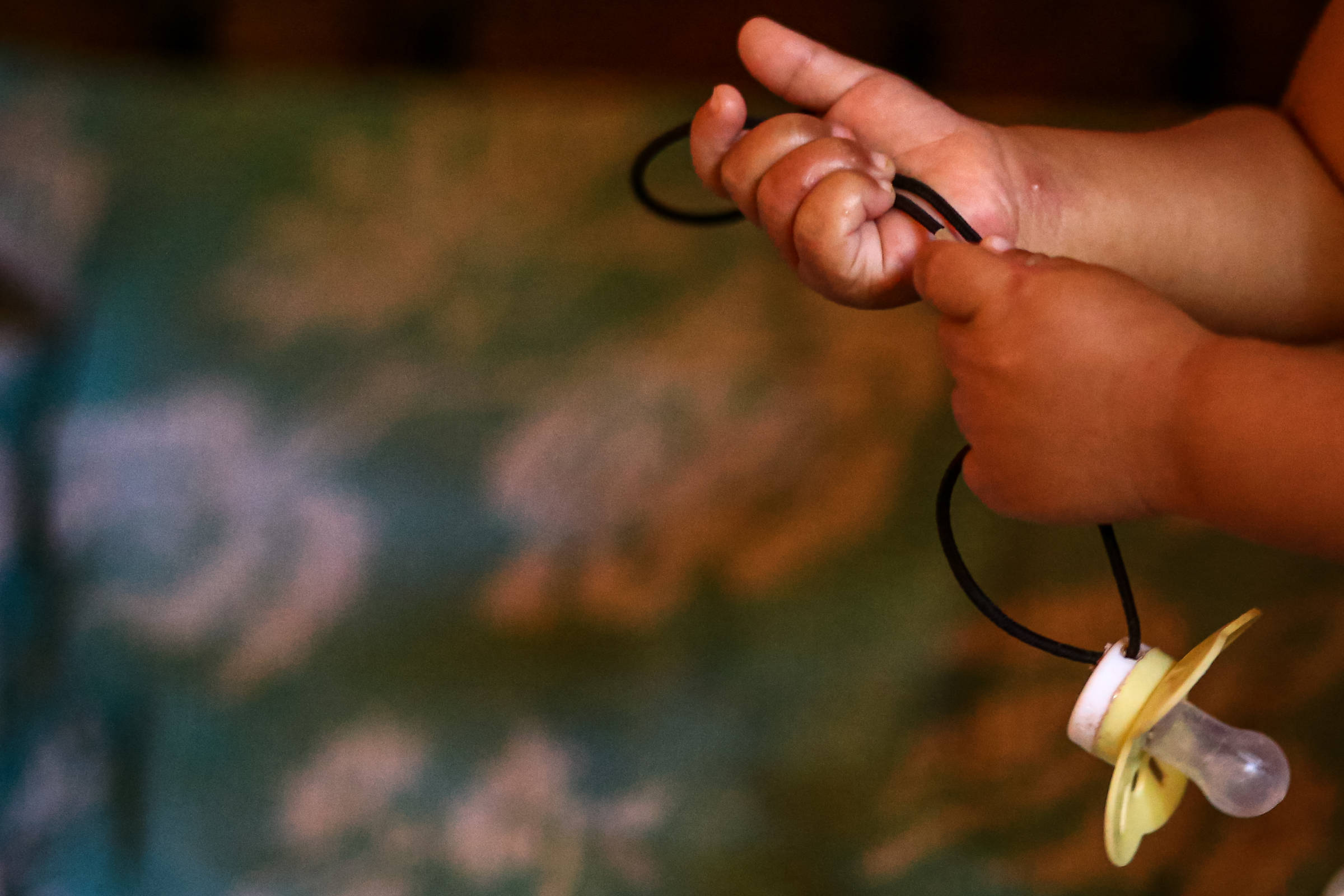 Cerca de cinquenta e sete meninas se tornam mães diariamente no Brasil, revelando um alarmante cenário de gravidez infantil e abuso sexual