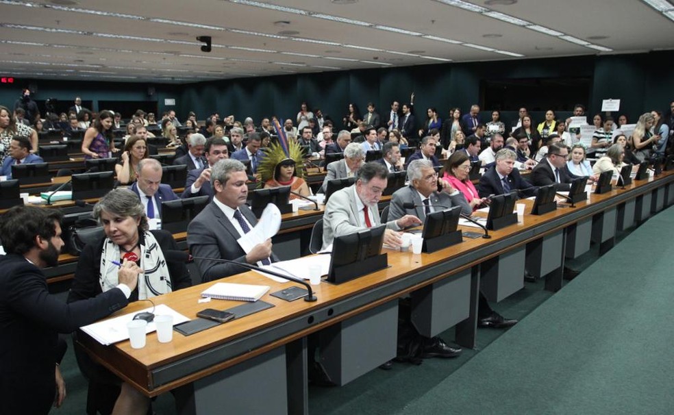 Câmara dos Deputados aprova projeto que aumenta penas para aliciamento de crianças na internet