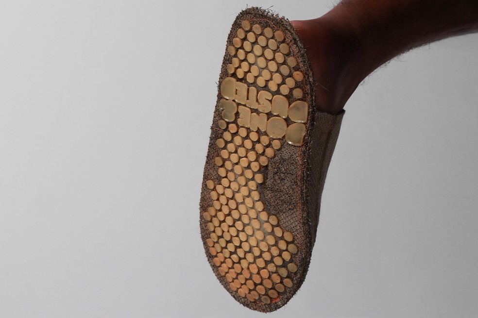 Pesquisador transforma poeira de aspirador em pantufas sustentáveis e inovadoras para o lar