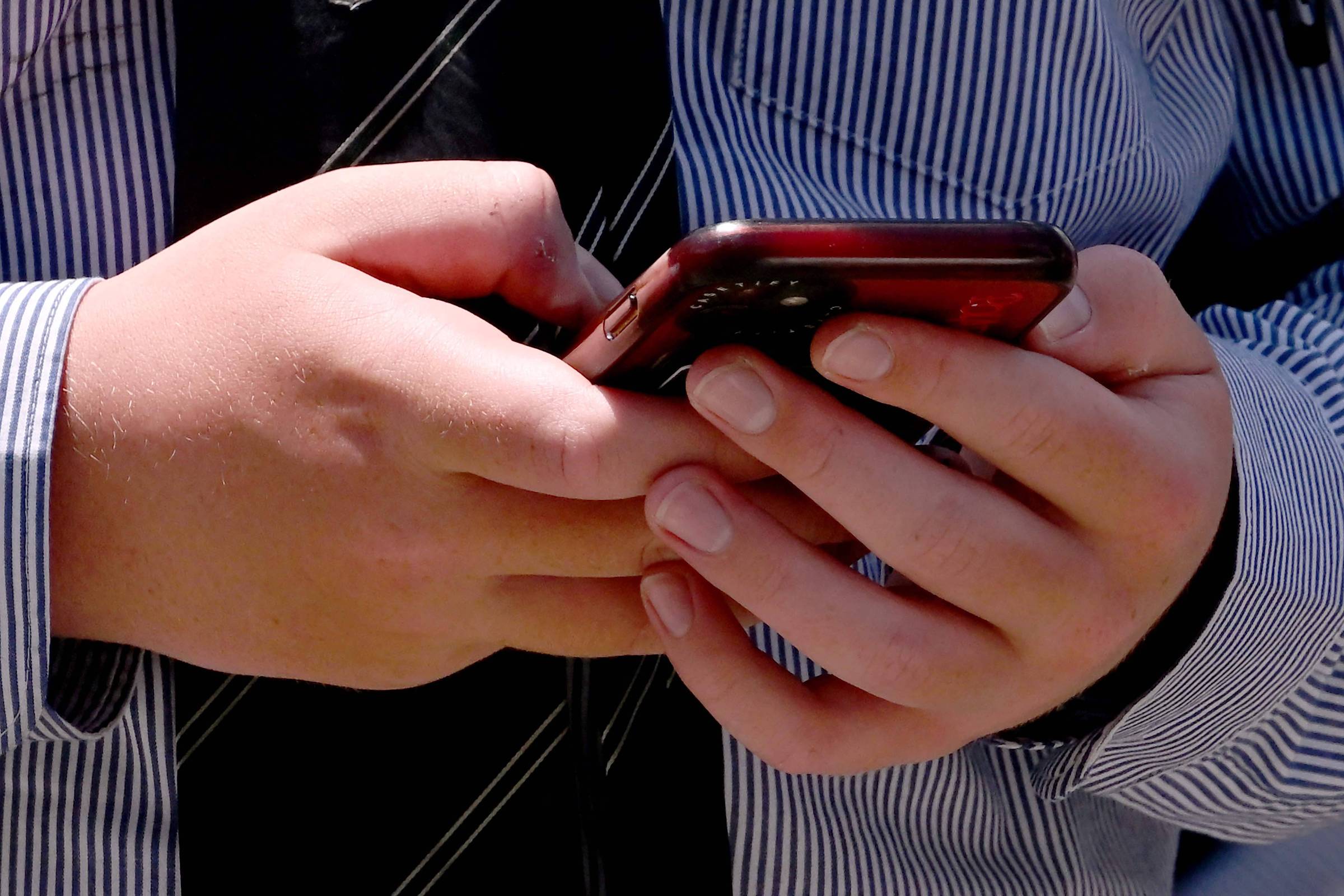 Redes sociais expõem riscos à saúde mental de jovens e exigem ações para proteção infantil