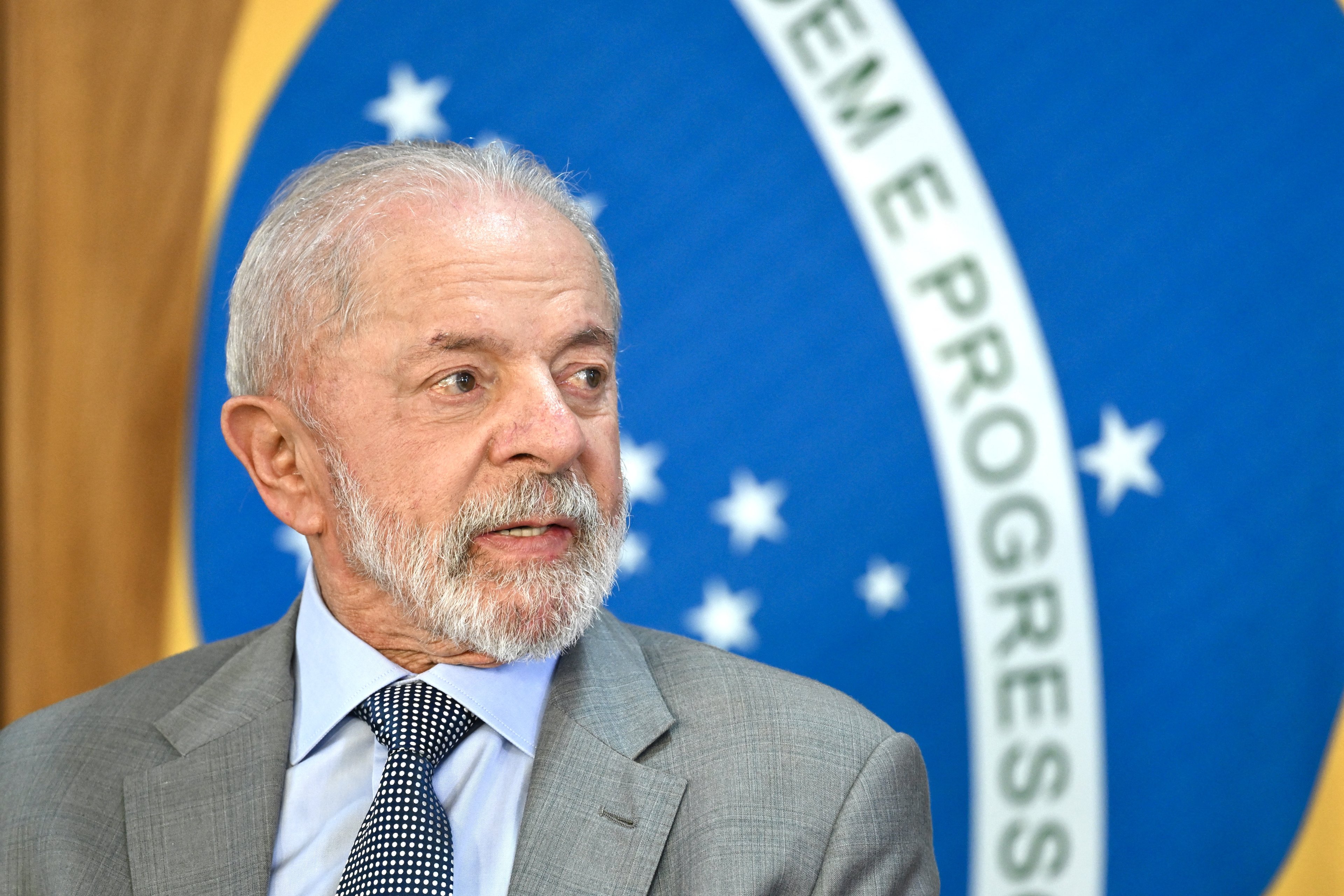 Lula cobra agilidade na regulamentação de leis e destaca a urgência de resultados em seu governo