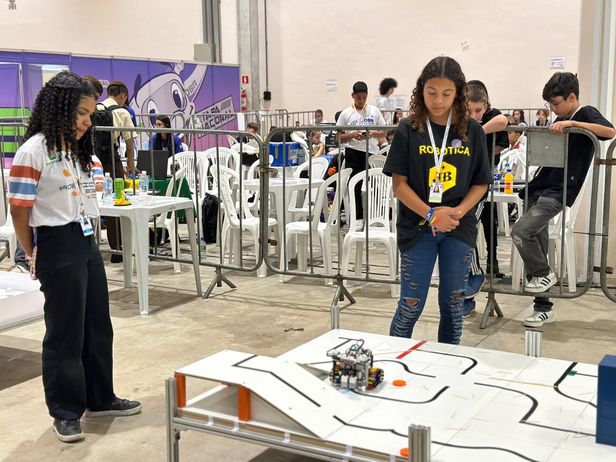 Niterói recebe etapa regional da Olimpíada Brasileira de Robótica com participação de 364 estudantes e desafios práticos