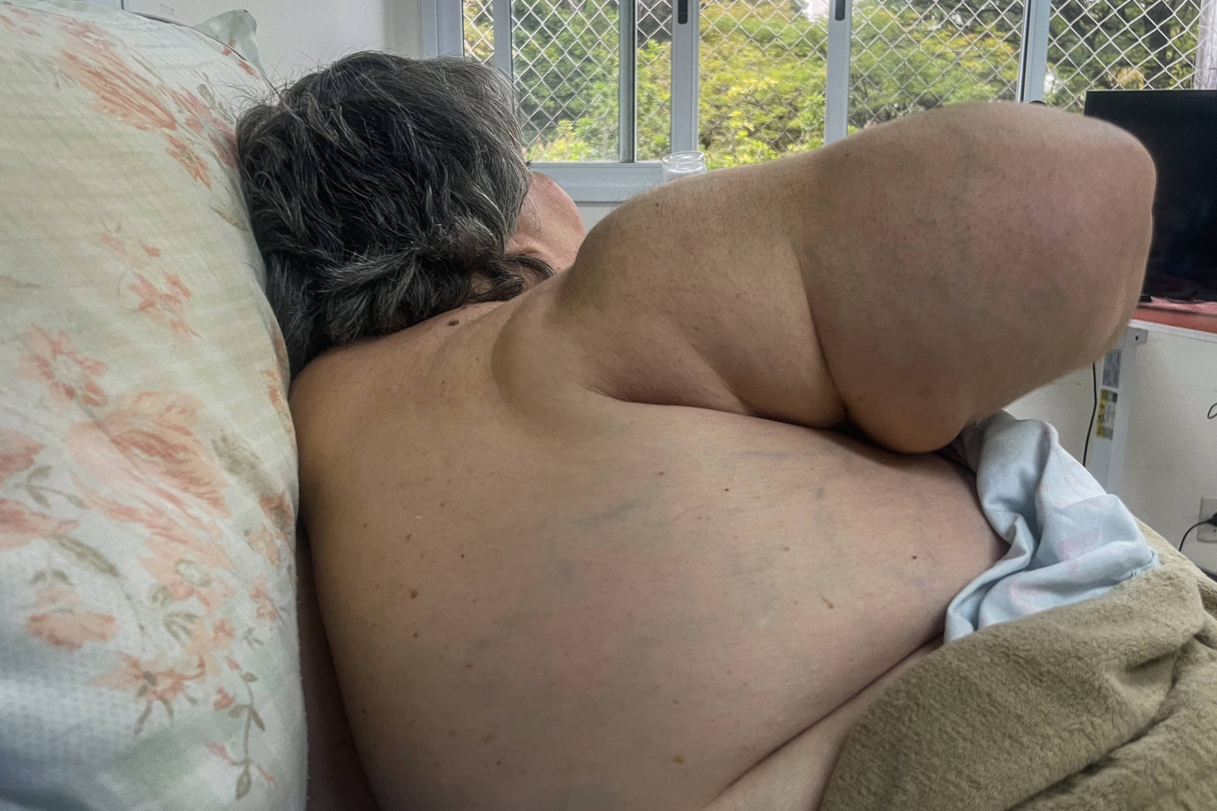 Aposentada vive há quase cinco anos em hospital e clama por tratamento contra obesidade e vida social ativa