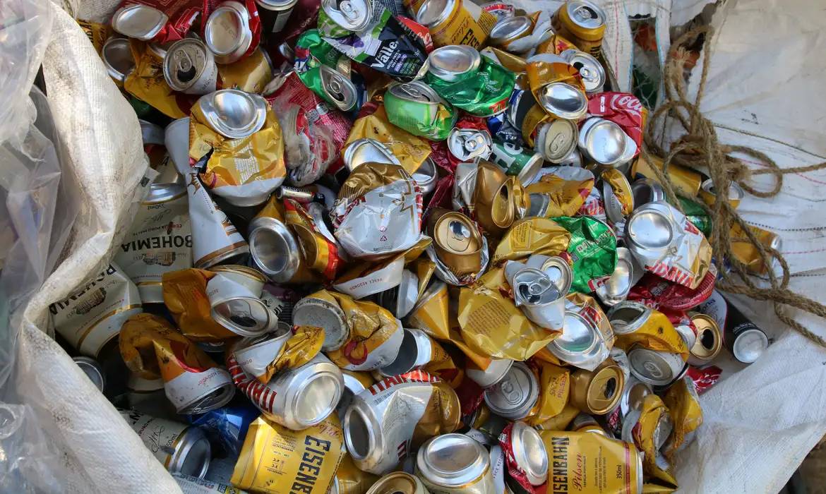 Brasil se destaca como líder global na reciclagem de latas de alumínio, mas enfrenta desafios externos