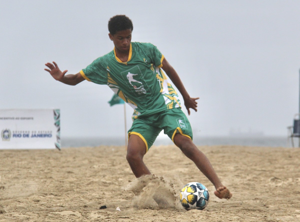 Copacabana recebe torneios de beach tennis e futebol de praia, promovendo inclusão e novos talentos