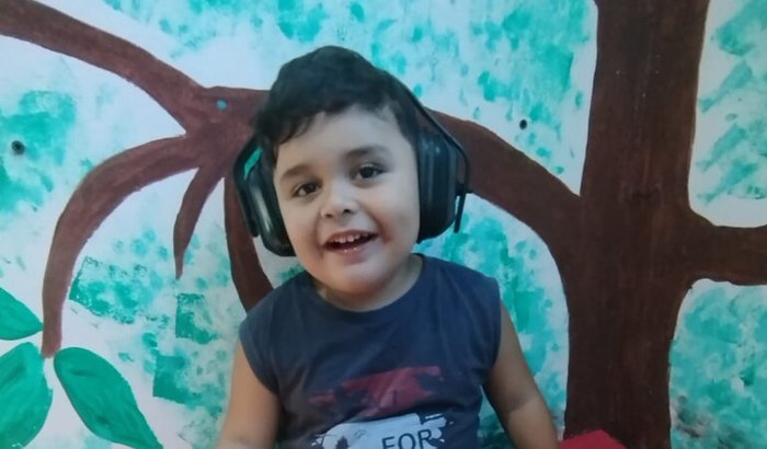 Criança autista enfrenta crise alimentar e família busca apoio para exames médicos essenciais