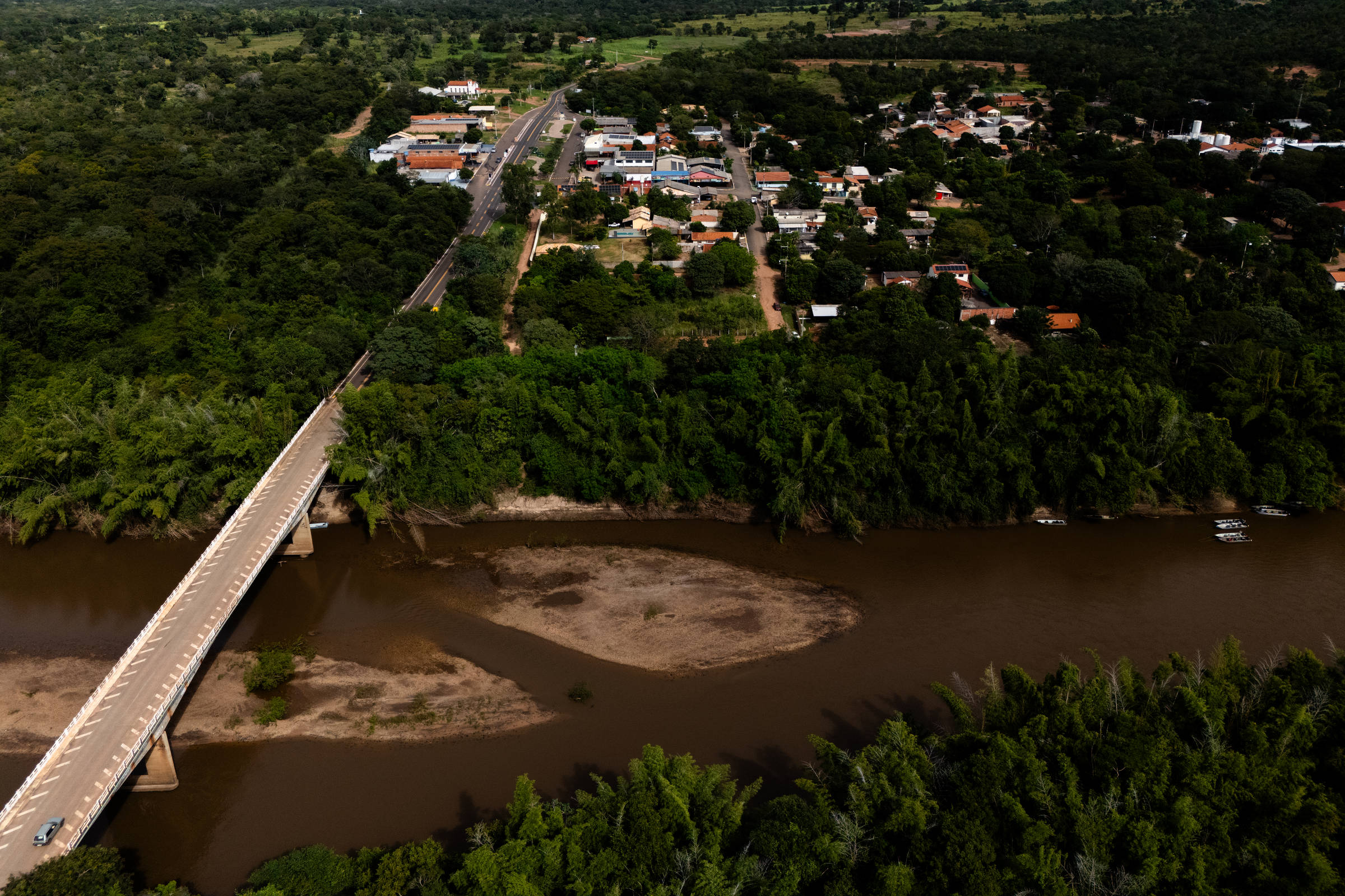 Quilombo Águas do Miranda enfrenta desafios com secas e queimadas, afetando pesca e turismo na comunidade