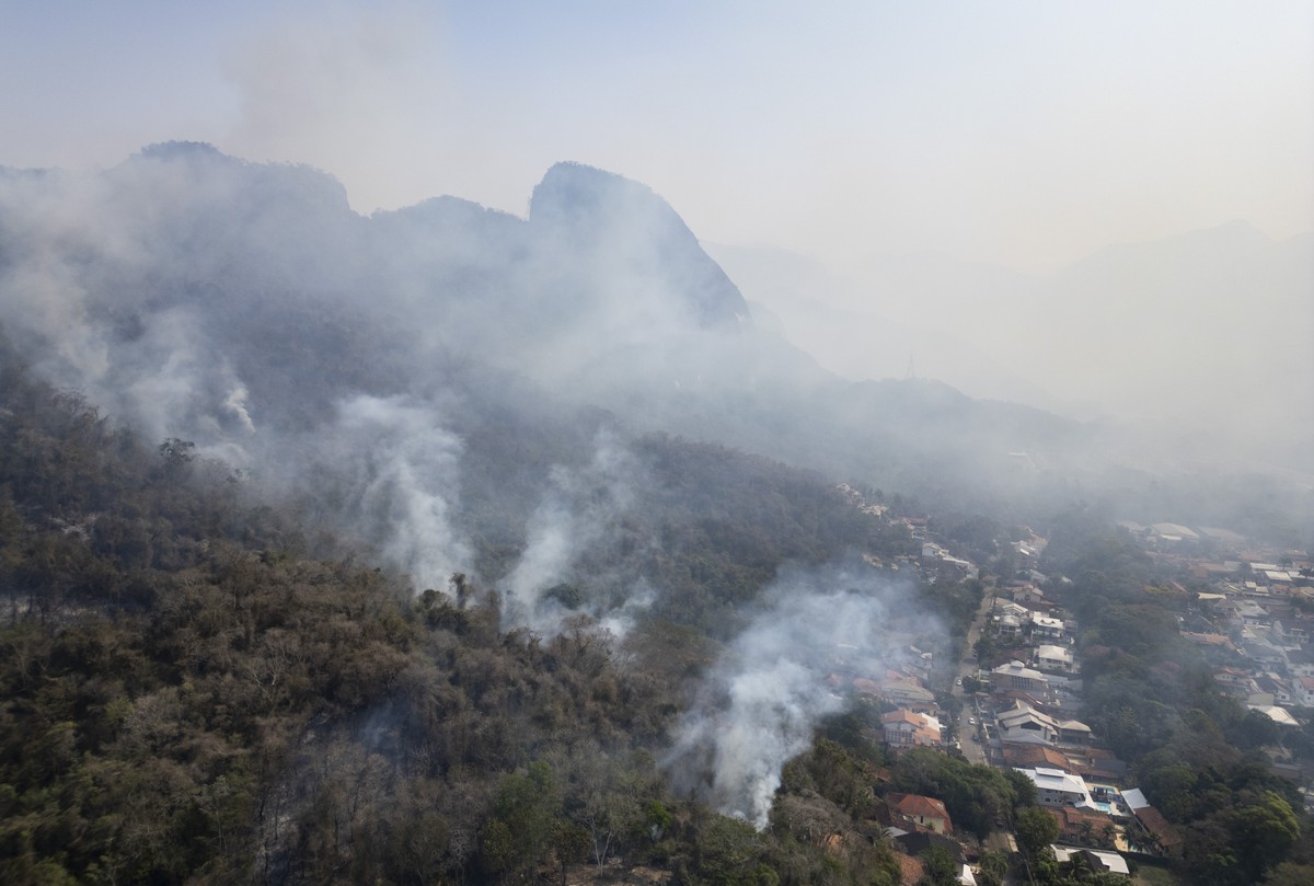 Incêndios florestais no Rio de Janeiro: Zona Oeste enfrenta período crítico com aumento de queimadas