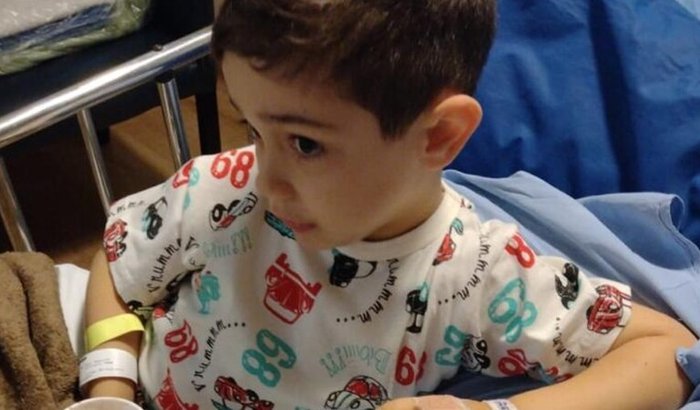 Criança enfrenta doença rara e busca apoio para tratamento em hospital especializado no sul do país