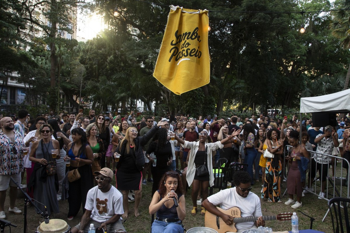 Passeio Público recebe evento de revitalização com samba e gastronomia, mas enfrenta desafios de abandono