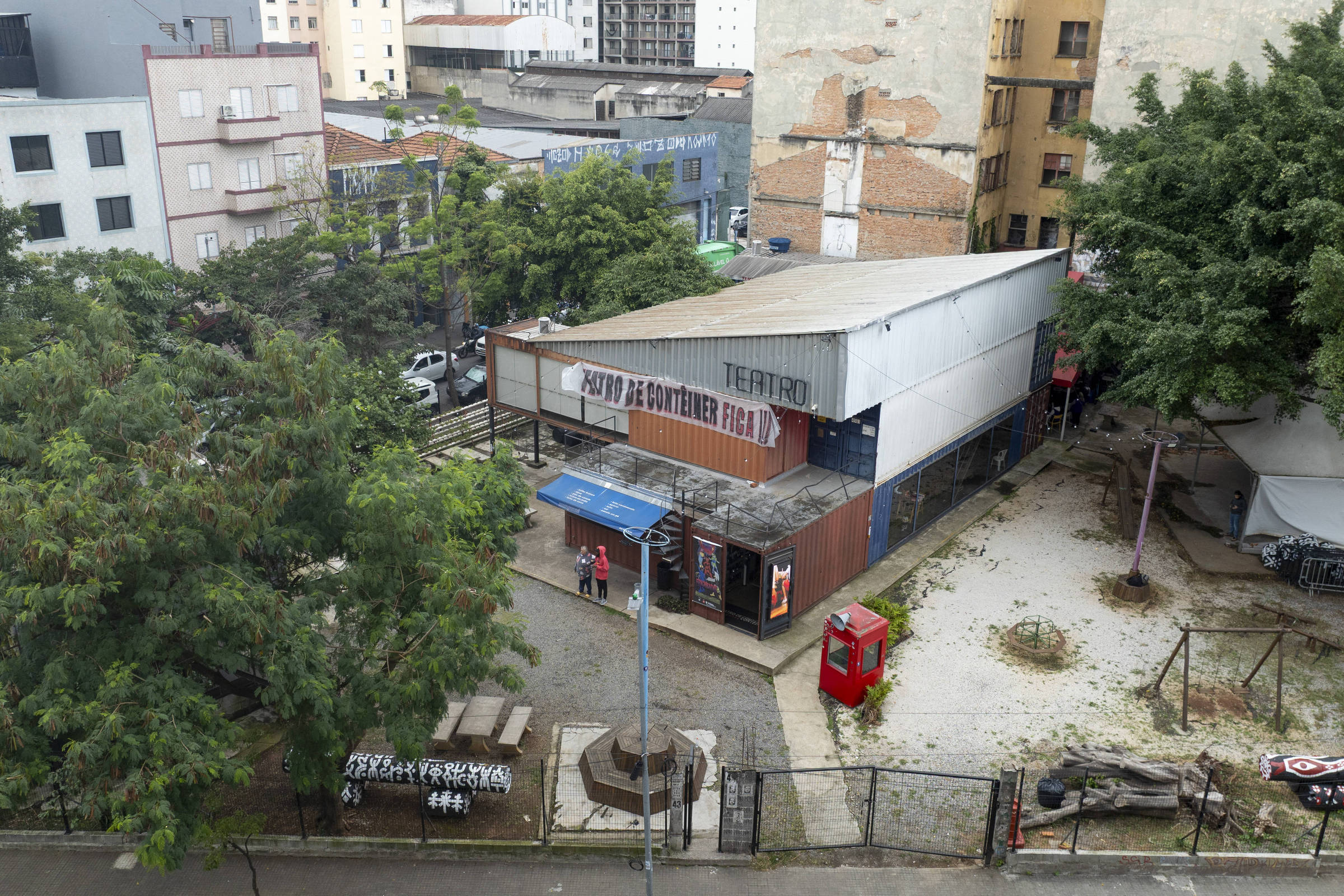 Teatro de Contêiner enfrenta despejo em São Paulo para construção de moradia popular e busca alternativas