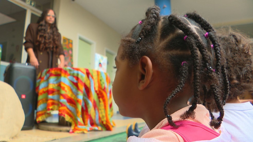 Creche promove oficina de tranças e celebra identidade afro-brasileira com literatura e afeto
