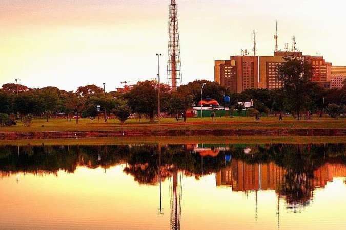 Distrito Federal enfrenta dia de calor intenso e umidade crítica, com riscos de incêndios florestais