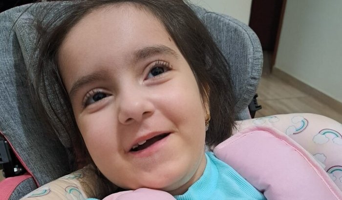 Campanha busca R$ 1,3 milhão para tratamento experimental da Distrofia Neuroaxonal Infantil em criança de 7 anos