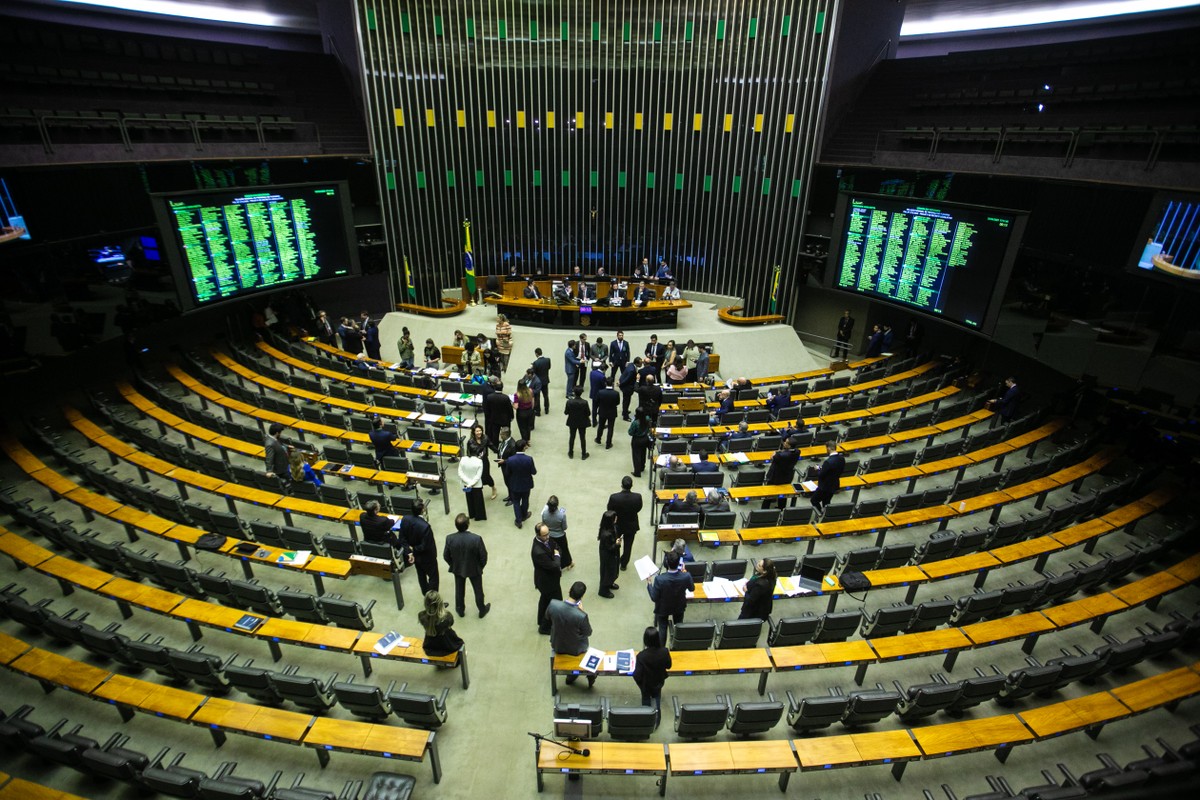 Câmara dos Deputados aprova urgência para projeto que protege crianças da 'adultização' nas redes sociais