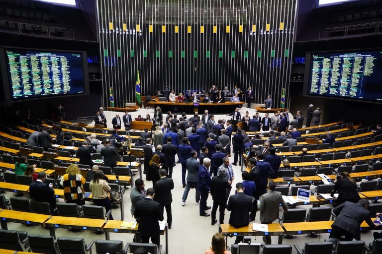 Câmara dos Deputados aprova urgência para projeto que protege crianças da 'adultização' nas redes sociais
