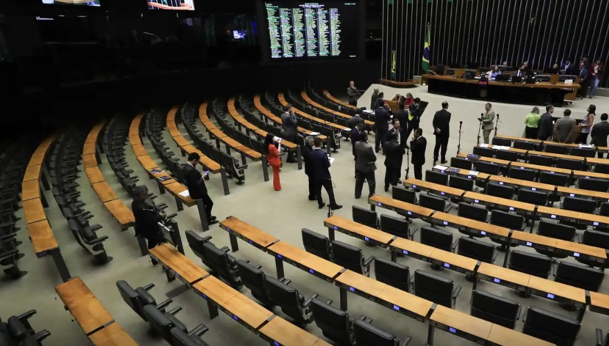 Câmara dos Deputados aprova urgência para projeto que combate a adultização infantil nas redes sociais