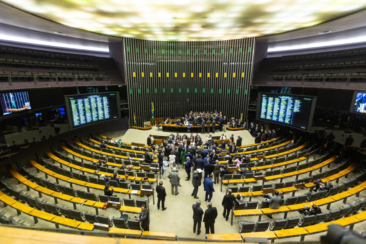 Câmara dos Deputados avança com projeto para proteger crianças e adolescentes na internet