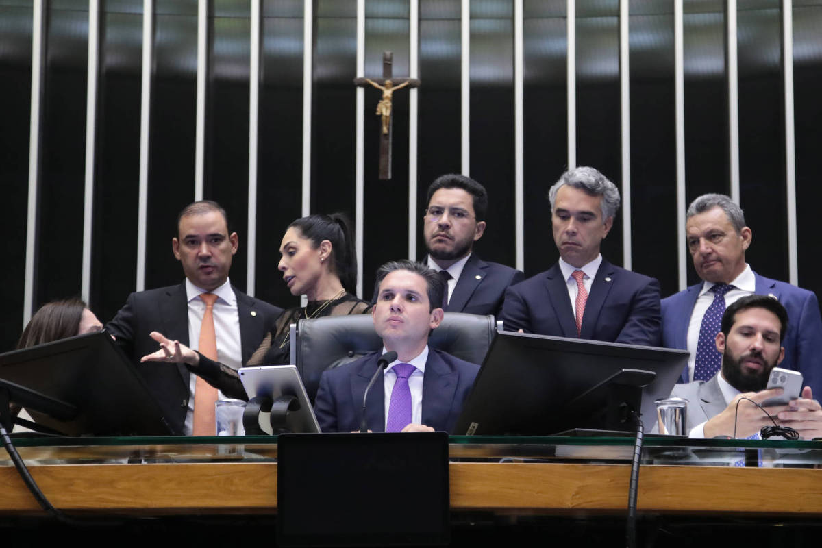 Câmara dos Deputados aprova urgência em projeto de proteção a crianças e adolescentes na internet