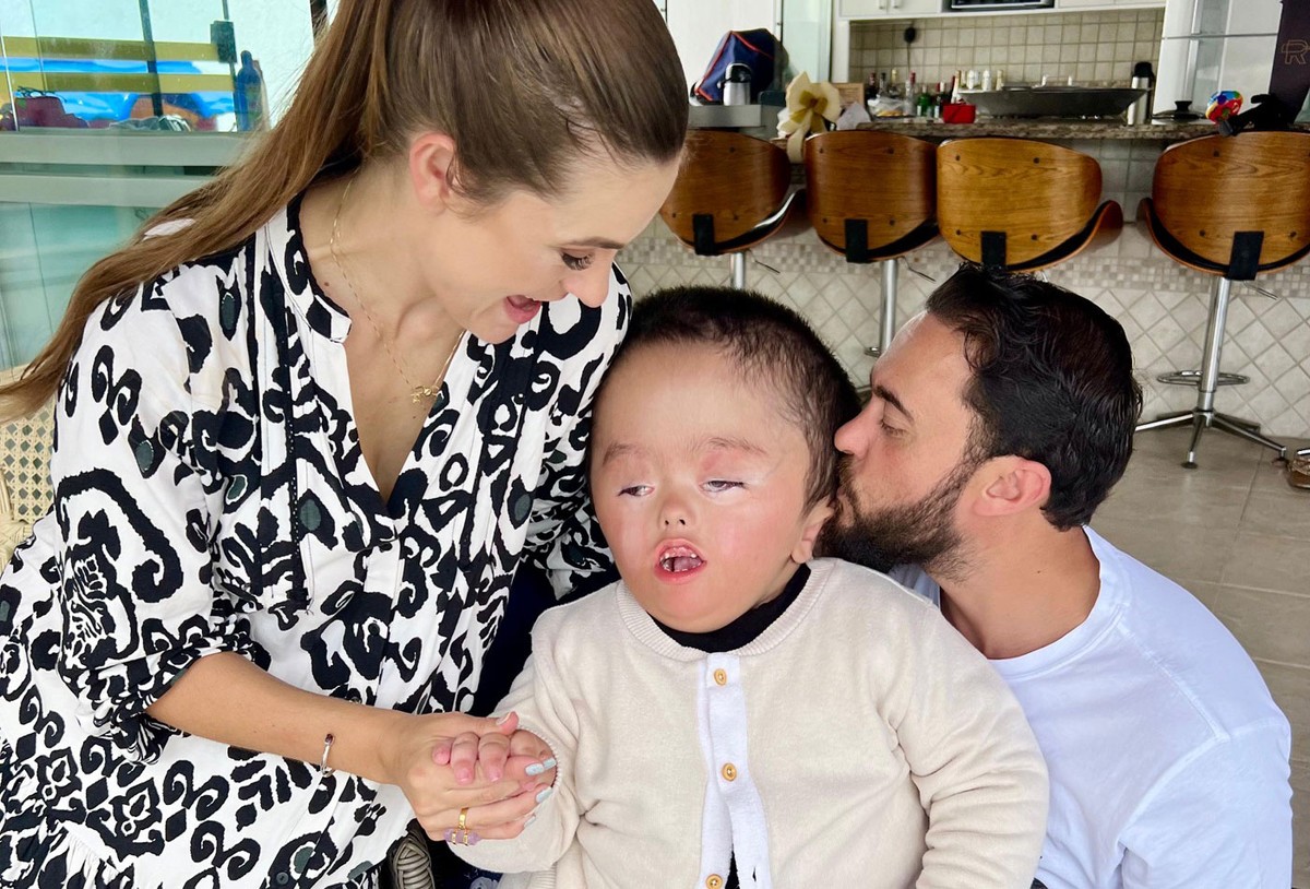 "Psicóloga Bruna Massa compartilha sua jornada de maternidade atípica e superação após diagnóstico de hidrocefalia do filho"