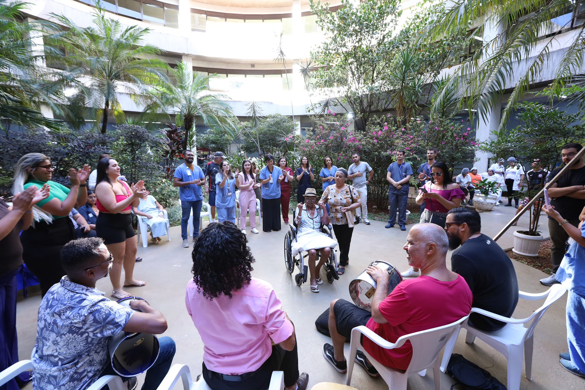 Roda de samba no Hospital Regional da Asa Norte celebra a vida e promove conforto a pacientes em cuidados paliativos