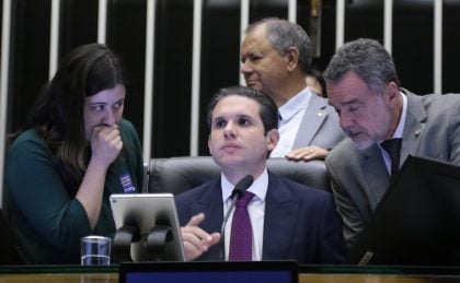 Câmara dos Deputados aprova projeto que protege crianças e adolescentes nas redes sociais