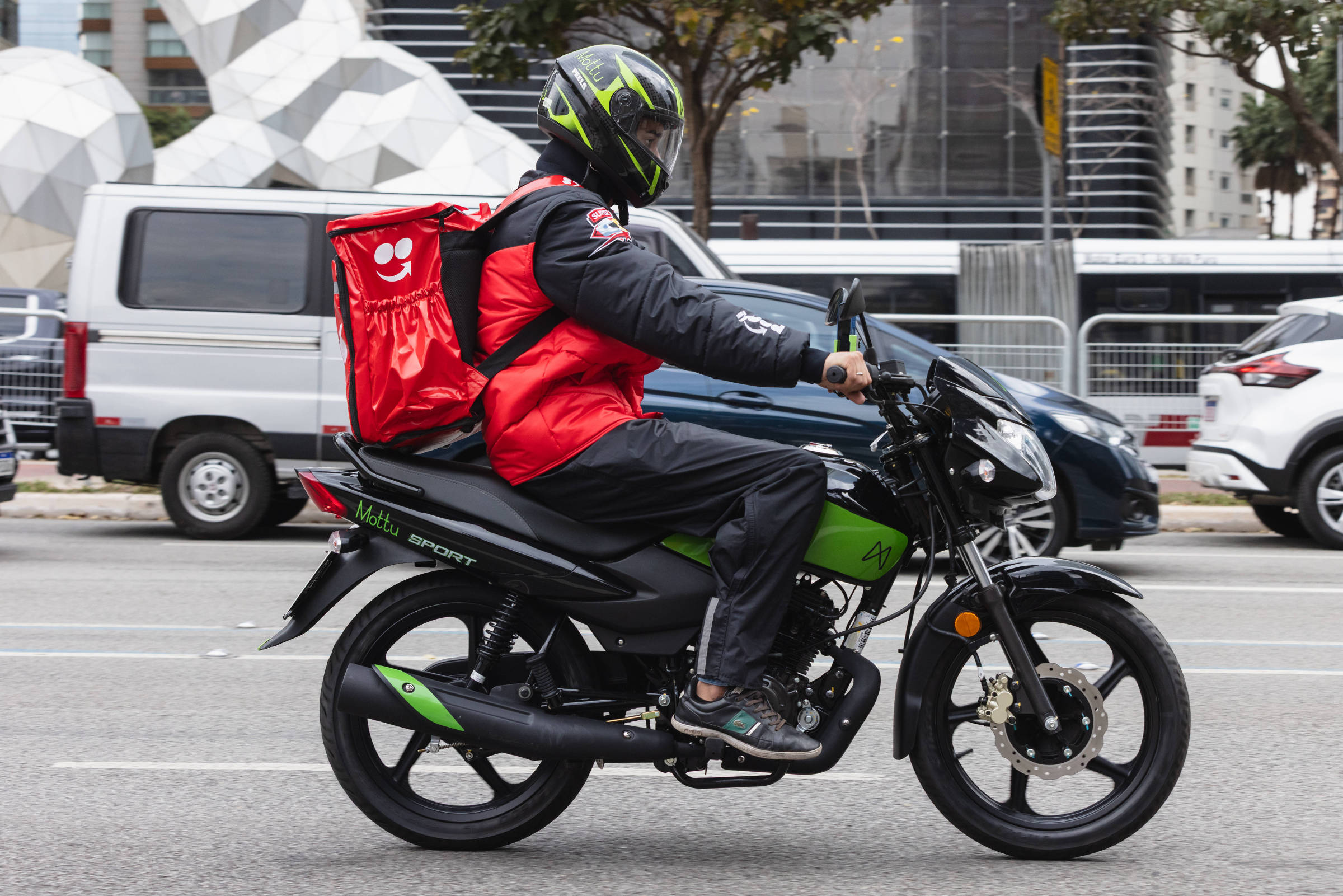 iFood e Mottu lançam programa de aluguel de motos com descontos e incentivos para motoboys