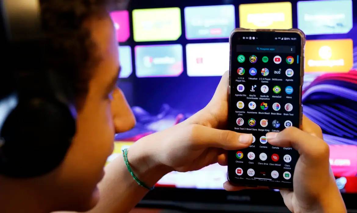 Câmara dos Deputados aprova projeto ‘ECA Digital’ para proteger crianças e adolescentes na internet