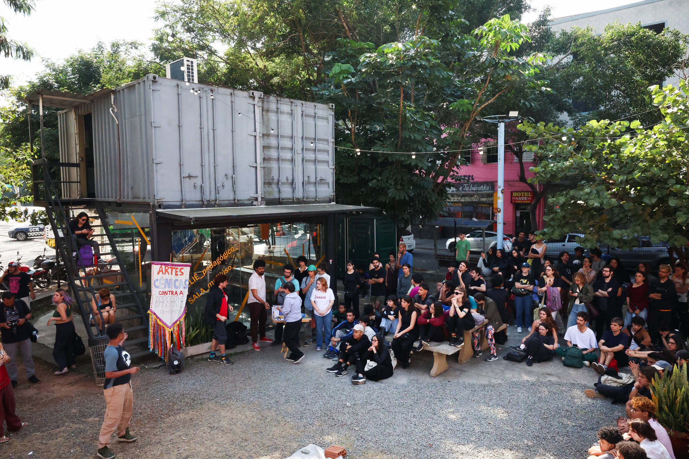 Artistas e intelectuais se mobilizam contra a remoção do Teatro de Contêiner Mungunzá em São Paulo